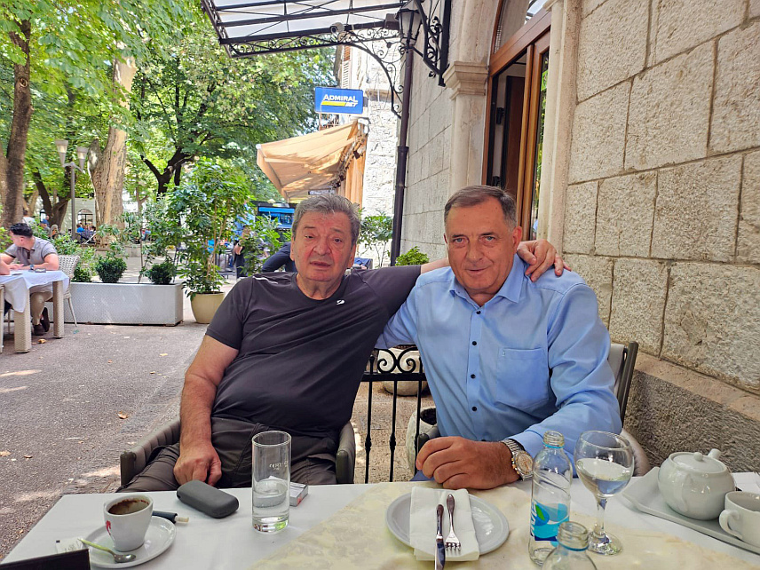 ТРЕБИЊЕ, 6. АВГУСТА /СРНА/ - Предсједник Републике Српске Милорад Додик разговарао је данас са професором др Предрагом Пешком о реализацији пројекта иградње нове болнице у Требињу.