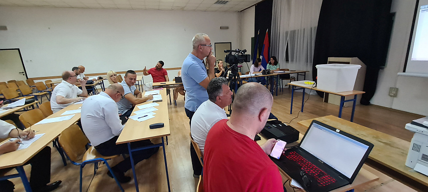 ДОБОЈ, 6. АВГУСTА /СРНА/ - У добојској изборној јединици за октобарске локалне изборе уписано је 62.605 бирача који ће на 106 редовних бирачких мјеста гласати за једног од 19 овјерених политичких субјеката.