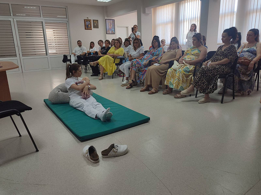 БИЈЕЉИНА, 6. АВГУСТА /СРНА/ - Центар за промоцију здравља и превенцију болести организовао је данас у Дому здравља Бијељина бесплатно интерактивно предавање и радионицу о значају дојења, правилним техникама, као и недоумицама дојиља.