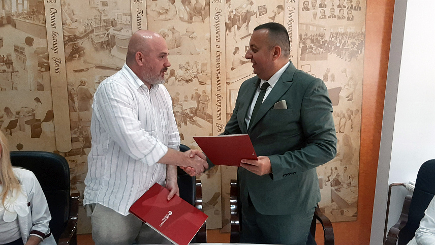 ФОЧА, 6. АВГУСТА /СРНА/ - У Фочи је данас потписан Меморандум о сарадњи Универзитетске болнице Фоча и Универзитетске болнице "Коч" из Истанбула, који ће укључивати и размјену љекара, као и заједничке истраживачке активности. Меморандум су потписали вршилац дужности директора Универзитетске болнице Фоча Ненад Лаловић и менаџер Универзитетске болнице "Коч" за подручје Балкана Ертан Мехмет.