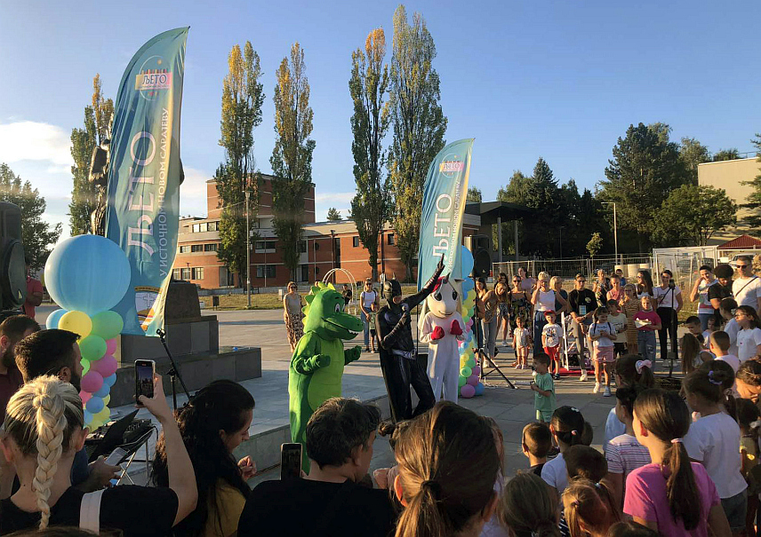 ИСТОЧНО НОВО САРАЈЕВО, 6. АВГУСТА /СРНА/ - У оквиру манифестације "Љето у Источном Новом Сарајеву" вечерас је на Тргу Србије одржан "Дјечији дан забаве", а за најмлађе су припремљени занимљиви садржаји са аниматорима, маскотама, "фото-кутијом", те много изненађења и креативних активности.