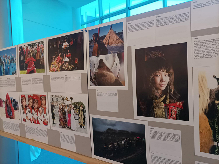 БИЈЕЉИНА, 6. АВГУСТА /СРНА/ - Представници Амбасаде Руске Федерације у БиХ вечерас су, поводом славе града Бијељина - Светог Пантелејмона, у галерији Центра за културу "Семберија" отворили изложбу фотографија о народима Русије и улози Црвене армије у ослобађању Југославије, те документарни филм "Мајка отаџбина зове".