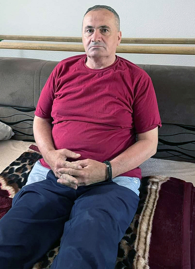 ДРВАР, 6. АВГУСТА /СРНА/ - Педедестседмогодишњем Жарку Бошњаку, који је 2017. године као полицијац рањен на дужности у Дрвару, потребна је помоћ свих људи добре воље како би отишао на операцију уградње матичних ћелија у Турску.