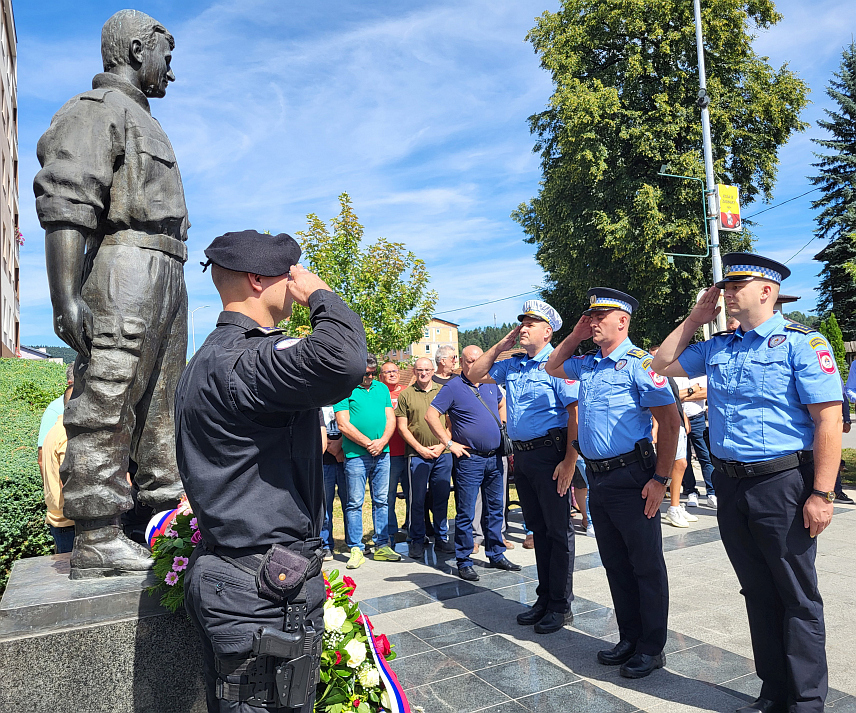 ПАЛЕ, 7. АВГУСТА /СРНА/ - На Палама је данас обиљежено 26 година од свирепог и још неразјашњеног убиства легендарног команданта елитне јединице "Бели вукови" Срђана Кнежевића.