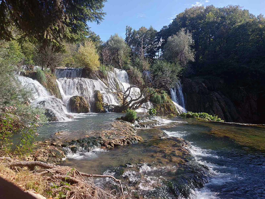 МАРTИН БРОД, 7. АВГУСТА /СРНА/ - Мјештани српског села Мартин Брод, које се налази у склопу Националног парка "Уна", узнемирени су због изградње мини-хидроелектране на извору Уне у мјесту Суваја код Срба.