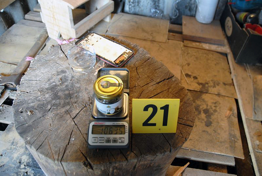 ЗЕНИЦА, 7. АВГУСТА /СРНА/ - Лице чији су иницијали Ј.А. /27/ из Брезе ухапшено је због основа сумње да је починило кривично дјело неовлаштене производње и стављања у промет опојних дрога, а пронађено је више од 300 грама марихуане и 30 грама спида, саопштено је данас из МУП-а Зеничко-добојског кантона.