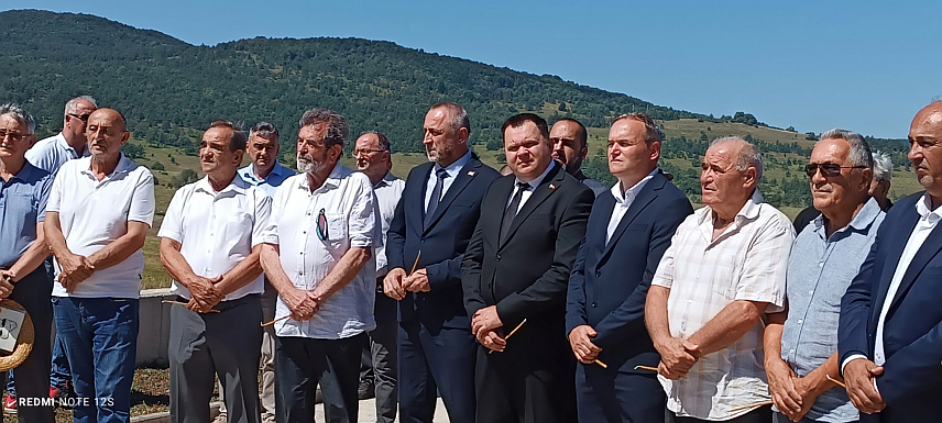 БОСАНСКИ ПЕТРОВАЦ, 7. АВГУСТА /СРНА/ - Директор Документационо-информационог центра "Веритас" Саво Штрбац, министар рада и борачко-инвалидске заштите Данијел Егић, и министар за научнотехнолошки развој и високо образовање Српске Жељко Будимир, присуствовли су данас парастосу на Петровачкој цести у мјесту Јањила, код Босанског Петровца обиљежавању 29 година од бомбардовања српске избјегличке колоне у погрому "Олуја".