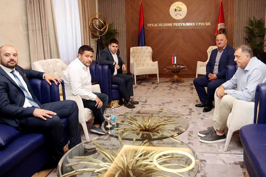 БАЊАЛУКА, 7. АВГУСТА /СРНА/ - Предсједник Републике Српске Милорад Додик разговарао је данас са начелником општине Шековићи Миладином Лазићем и његовим сарадницима о важним инфраструктурним пројектима у овој општини.