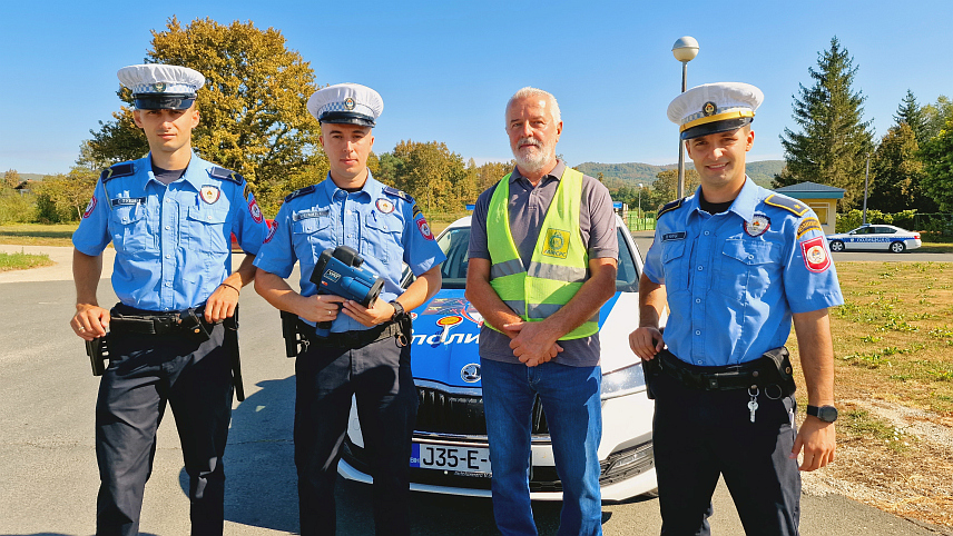 ПРИЈЕДОР, 7. АВГУСТА /СРНА/ - Припадници Полицијске управе Приједор и припадници локалног Ауто-мото друштва учествовали су у кампањи "Лако је брзину смањити".