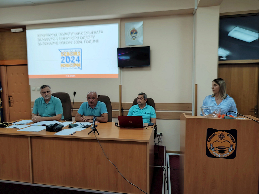 ГРАДИШКА, 7. АВГУСТА /СРНА/ - Градска изборна комисија /ГИК/ Градишка данас је спровела поступак јавног жријебања којим су додијељена мјеста у бирачким одборима политичким субјектима који учествују на овогодишњим локалним изборима у овом граду.	
