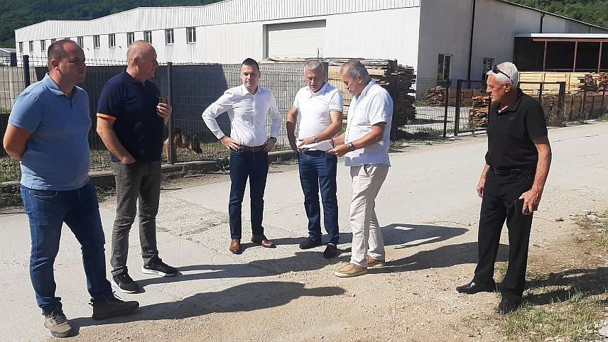 ФОЧА, 7. АВГУСТА /СРНА/ - У Индустријској зони у Броду на Дрини обновљена је канализациона мрежа заједничким улагањима општине Фоча и привредника, чиме је ријешен дугогодишњи проблем одвода отпадних вода, a наредни кораци су асфалтирање саобраћајнице кроз Индустријску зону, расвјета и противпожарна заштита, најављују из општине.