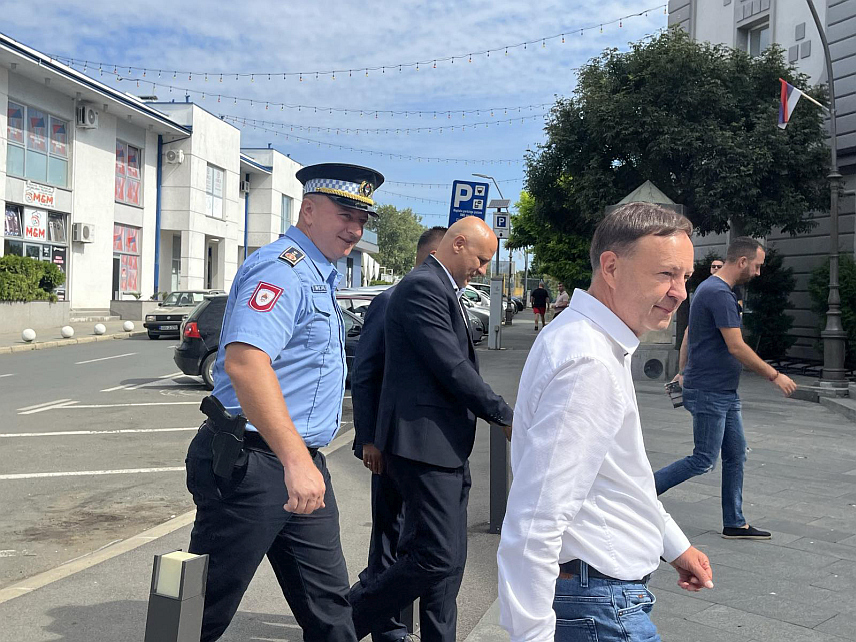 КОЗАРСКА ДУБИЦА, 7. АВГУСТА /СРНА/ - Стање безбједности у Козарској Дубици је на задовољавајућем нивоу и наредном периоду ће се радити на унапређењу постојећег система видео-надзора на подручју ове општине, али и радарског система за санкционисање прекршаја прекорачења брзине кретања возила, речено је на састанку директора Полиције Републике Српске Синише Кострешевића са општинским начелником Раденком Рељићем.