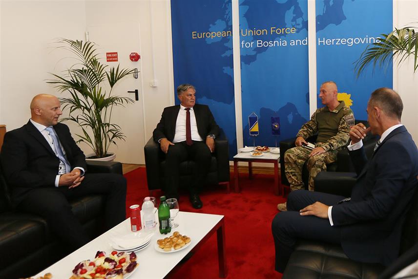 БАЊАЛУКА, 7. АВГУСТА /СРНА/ - Министар унутрашњих послова Републике Српске Синиша Каран и директор Полиције Српске Синиша Кострешевић данас су разговорали са командантом Еуфора у БиХ Ласлом Штицом.