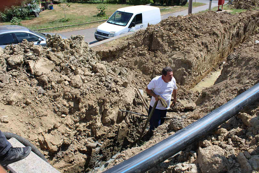 ЛОПАРЕ, 7. АВГУСТА /СРНА/ - Код Дома здравља у Лопарама, тачније на мјесту гдје главни вод пресијеца Улицу доктора Боривоја Павловића урађено привремено премоштавање главне цијеви на дужини од 50 метара, чиме су у доброј мјери смањене рестрикције, уведене због недостатка воде.