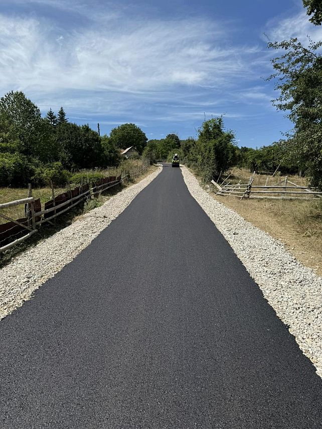 СОКОЛАЦ,7. АВГУСTА /СРНА/ - У оквиру реализације годишњег плана реконструкције и асфалтирања шумских камионских путева соколачког Шумског газдинства /ШГ/ "Романија" за ову годину, данас је реконструисана и асфалтирана дионица пута Паржевићи-Шенковићи у дужини једног километра.