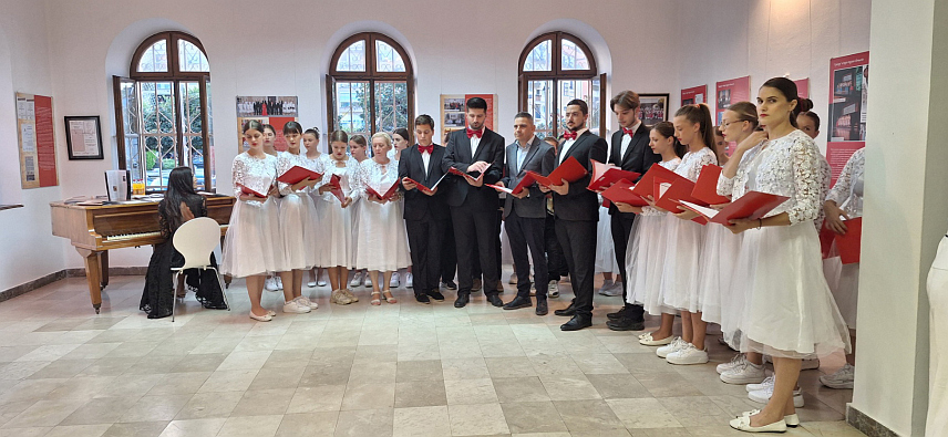 БИЈЕЉИНА, 7. АВГУСTА /СРНА/ - У Музеју Семберије вечерас је отворена изложба "У славу музике", ауторке Тање Лазић, у част 125 година постојања Српског пјевачког друштва "Србадија" из Бијељине.