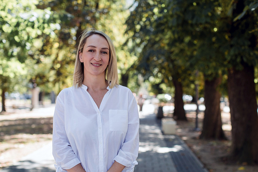 БИЈЕЉИНА, 7. АВГУСТА /СРНА/ - Град Бијељина са богатим културним насљеђем, природним љепотама и гостопримљивим људима има све предуслове да постане значајна туристичка дестинација, и зато је потребно обликовати туристички производ који ће бити привлачан људима и моћи да их задржи дуже од два дана, рекла је Срни члан Управног одбора Tуристичке организације града Бијељина Јасна Пазарац Савић.