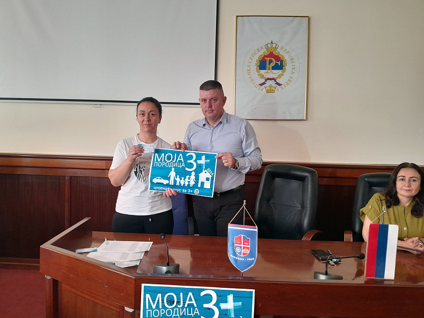 МРКОЊИЋ ГРАД, 7. АВГУСТА /СРНА/ - Начелник општине Мркоњић Град Драган Вођевић потписао је данас уговоре са учесницима пројекта "Моја породица три плус" за вачере за куповину одјеће, обуће и школског прибора у трговинским радњама које учествују у пројекту, а за који су се до сад пријавиле 173 вишечлане породице.