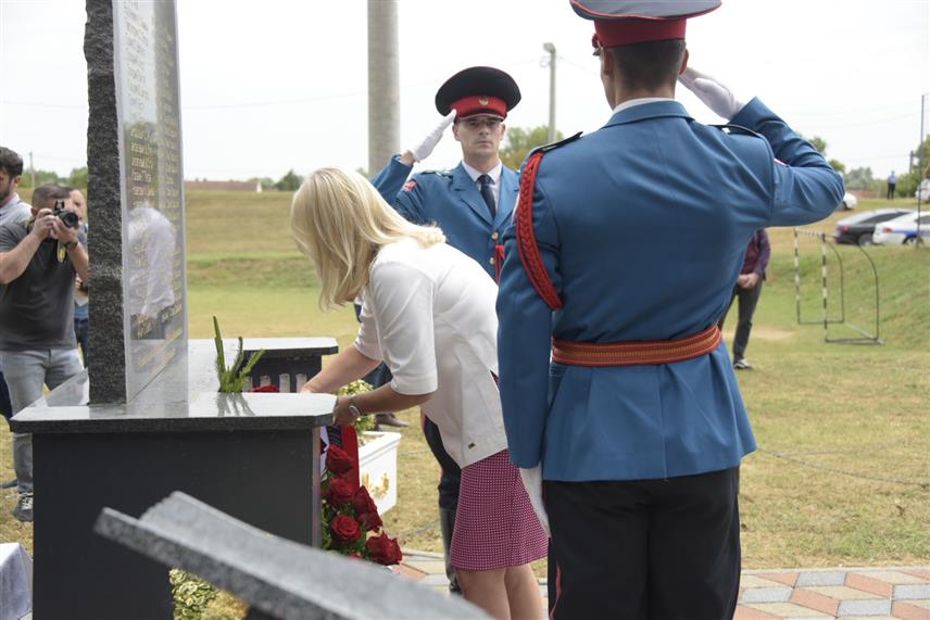 ГРАДИШКА, 8. АВГУСТА /СРНА/ - Српски члан Предсједништва БиХ Жељка Цвијановић као и делегација града Градишка, положили су вијенце код спомен-комплекса у градишком насељу Бок Јанковац, поводом обиљежавања 32 године од одбране Градишке од агресије јединица Хрватске војске у којој је погинуло 16 бораца Војске Републике Српске, а 22 су рањена.