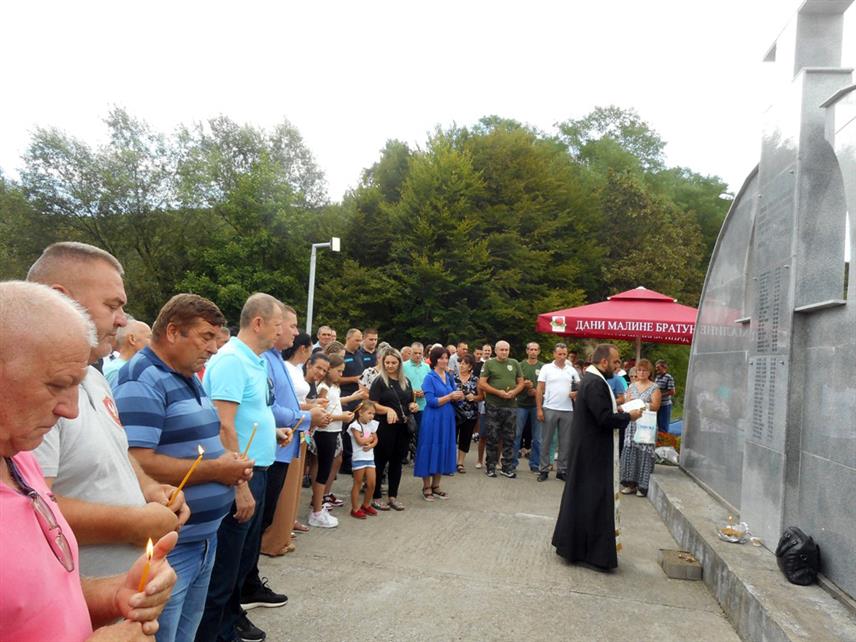 БРАТУНАЦ, 8. АВГУСТА /СРНА/ - Код спомен-обиљежја у Јежестици у општини Братунац данас је служен парастос и прислужене свијеће за покој душа настрадалих мјештана из овог српског села и околних заселака у периоду од 1942. до 1995. године.