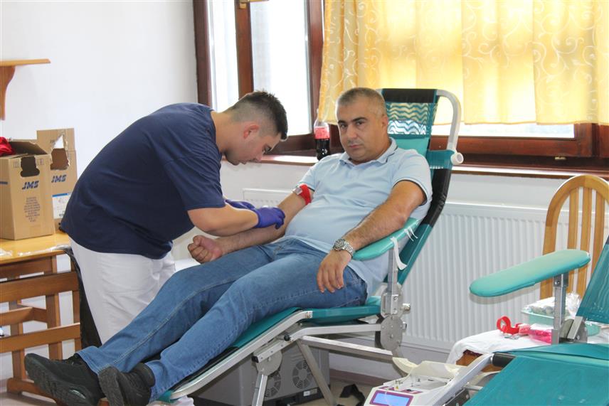 БИЈЕЉИНА, 8. АВГУСТА /СРНА/ - Актив Друштва добровољних давалаца крви /ДДДК/ "Рудар" организовао је данас, поводом славе угљевичког села Коренита - Свете Петке Трнове, акцију добровољног давања крви којој се одазвало 50 давалаца.