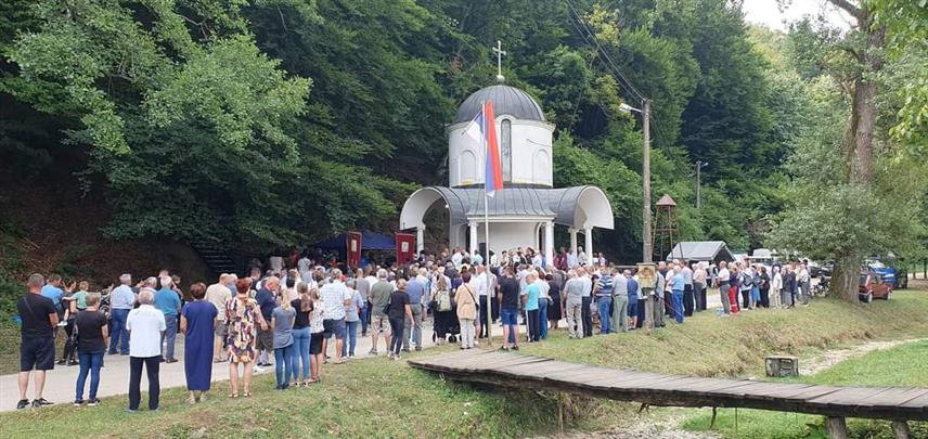 БРОД, 8. АВГУСТА /СРНА/ - У засеоку Дубоковац у Доњем Клакару у општини Брод данас је прослављена преподобна мученица Параскева, у народу познатија као Петка Трнова, а литургији је присуствовало мноштво вјерника.