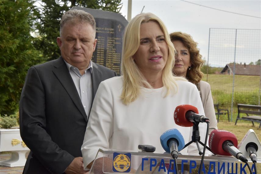 ГРАДИШКА, 8. АВГУСТА /СРНА/ - Српски члан Предсједништва БиХ Жељка Цвијановић током обраћања код спомен-обиљежја у Спомен-комплексу у градишком насељу Бок Јанковац на обиљежавању 32 године од одбране Градишке од агресије јединица Хрватске војске.	
