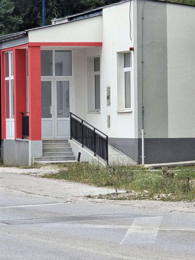 ИСТОЧНА ИЛИЏА, 8. АВГУСТА /СРНА/ - Зграда амбуланте породичне медицине у Касиндолу стоји празна и никада није стављена у функцију због које је изграђена новцем грађана Источне Илиџе.