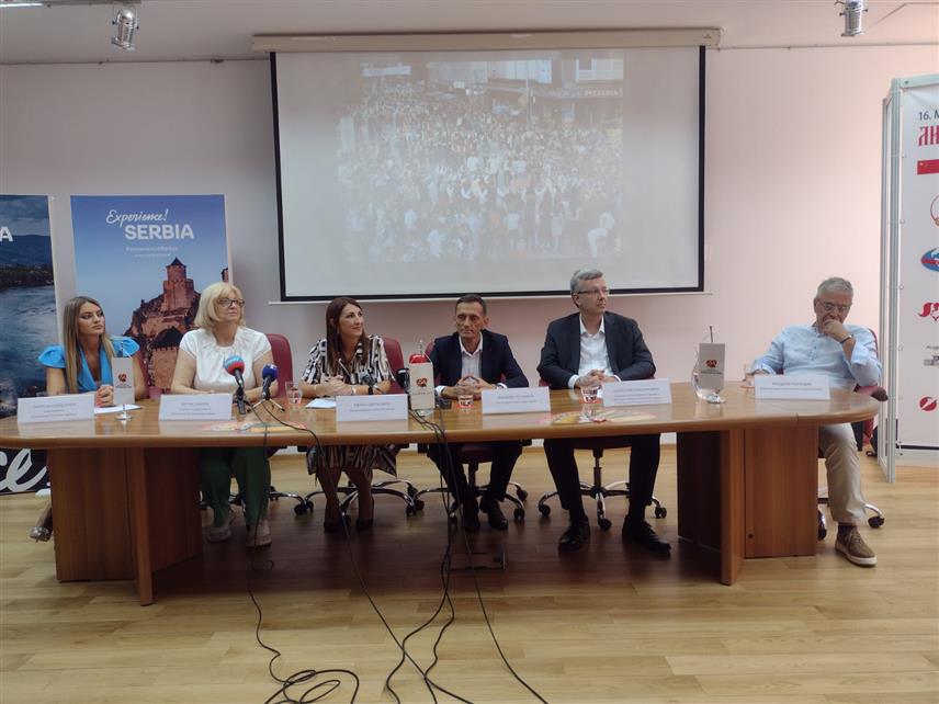 БЕОГРАД, 8. АВГУСТА /СРНА/ - Међународни дјечји фестивал фолклора "Лицидерско срце" биће одржан од 15. до 19. августа у Ужицу, Вишеграду и на Златибору, а окупиће младе фолклораше из 12 земаља свијета, саопштили су данас организатори на конференцији за новинаре у Београду.