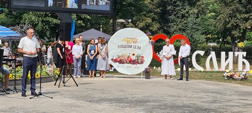 ТЕСЛИЋ, 8. АВГУСТА /СРНА/ - На манифестацији "Плодови села - домаће је најбоље" у Теслићу данас је 60 излагача са подручја Републике Српске и Федерације БиХ представило пољопривредне производе из домаће радиности.