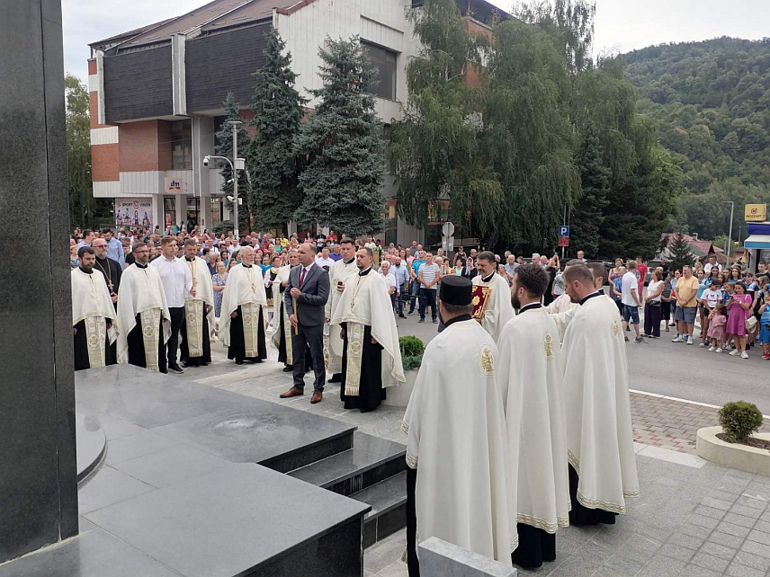 ЗВОРНИК, 8. АВГУСТА /СРНА/ - Светом литургијом у Храму рођења Светог Јована Крститеља и литијом градским улицама данас је обиљежена крсна слава града Зворника - Света Петка Трнова.