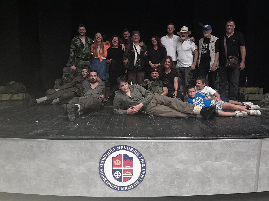 МРКОЊИЋ ГРАД, 8. АВГУСТА /СРНА/ - У Мркоњић Граду вечерас је изведена вишеструко награђивана представа "Српска драма", по тексту Синише Ковачевића, и у продукцији Трстеничког позоришта и Драмског атељеа "Вук Караџић" Грабовац из Трстеника.