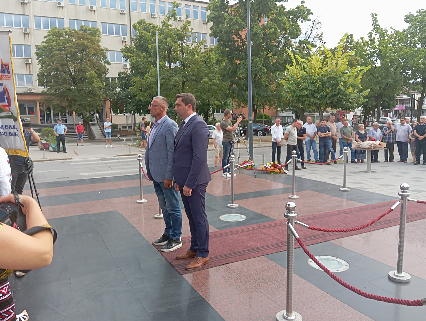 БИЈЕЉИНА, 8. АВГУСTА /СРНА/ - Поводом славе града Бијељина - Светог Пантелејмона, данас су положени вијенци испред споменика борцима погинулим у Одбрамбено-отаџбинском рату.