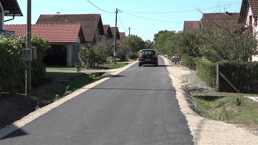 ШАМАЦ, 9. АВГУСTА /СРНА/ - У мјесној заједници Ново Село Два у општини Шамац данас је завршено асфалтирање двије улице дужине 450 метара у вриједности од око 100.000 КМ, које је обезбијеђено општинским буџетом.