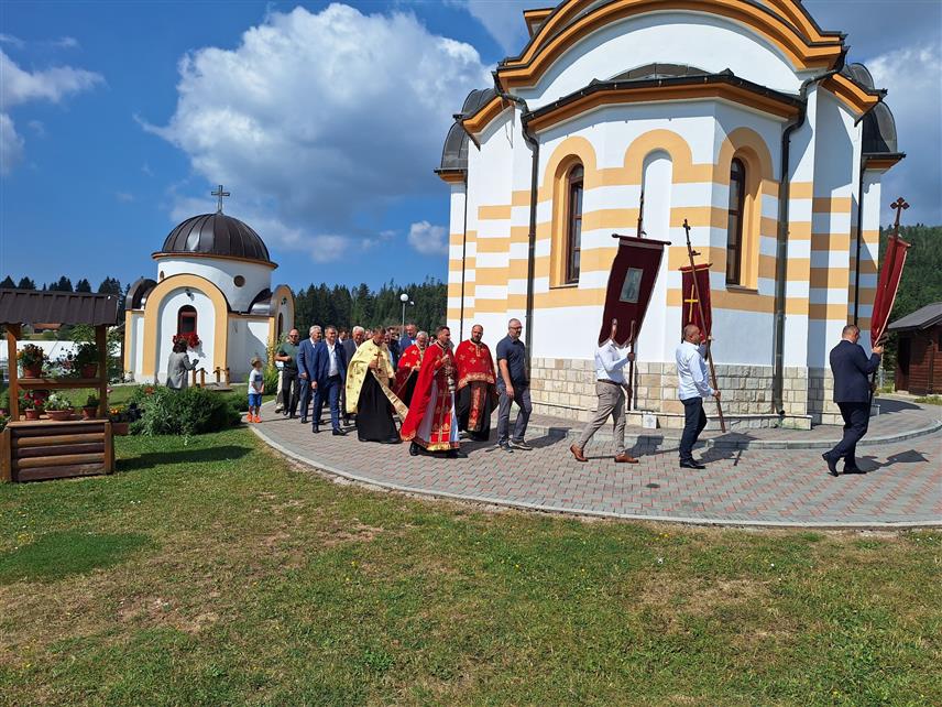 ИСТОЧНИ СТАРИ ГРАД, 9. АВГУСТА /СРНА/ - Светом архијерејском литургијом, литијом око цркве и ломљењем славског колача, те потписивањем повеље о братимљењу са црногорском општином Жабљак, општина Источни Стари Град данас је обиљежила Дан општине и крсну славу - Светог великомученика Пантелејмона.