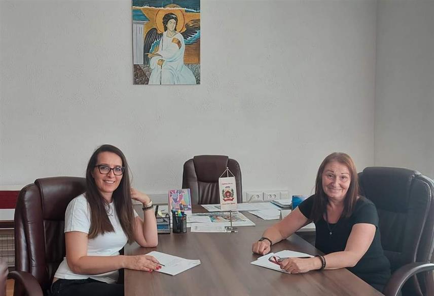 ДРВАР, 9. АВГУСТА /СРНА/ - Потписивањем уговора између општине Дрвар и локалног предузећа "Комуналац" започета је реализација пројекта санирања четири дивље депоније на подручју ове локалне заједнице, чија је вриједност 11.852 КМ.