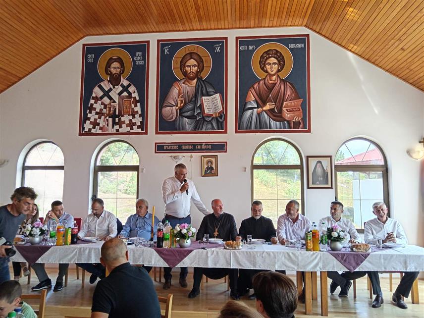 ХАН ПИЈЕСАК, 9. АВГУСTА /СРНА/ - Општина Хан Пијесак и црква Светог великомученика Пантелејмона прославили су данас свој дан и славу и поводом тога је служен помен за погинуле српске борце, положени вијенци на Споменик борцима погинулим у Одбрамбено-отаџбинском рату, служена Света литургија, обављена литија око храма, као и обред ломљења славског колача.