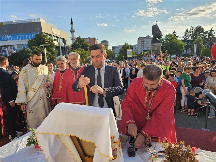 БИЈЕЉИНА, 9. АВГУСТА /СРНА/ - У Цркви Светог Ђорђа у Бијељини служена је вечерња служба поводом славе града - Светог Пантелејмона, којој су присуствовали представници 30 делегација градова побратима из Српске и региона. На платоу испред Градске управе обављен је обред ломљења славског колача, након чега су уприличени трпеза за грађане и дружење, а затим и концерт Ансамбла "Петропавловски појци" из Бијељине