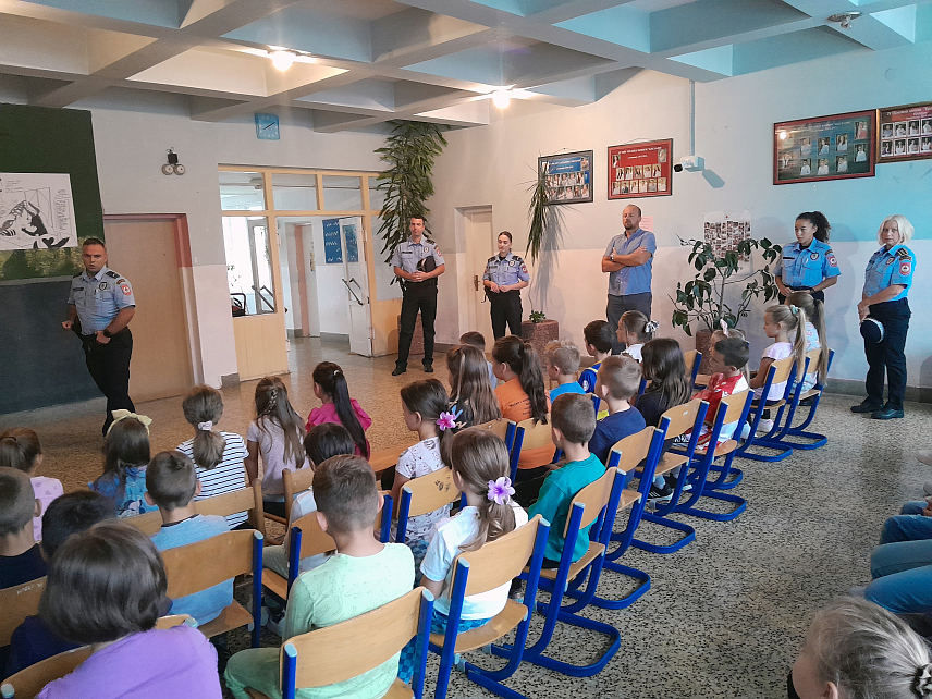 МРКОЊИЋ ГРАД, 10. СЕПТЕМБРА /СРНА/ - Припадници Полицијске управе Мркоњић Град одржали су данас предавање за ученике првог разреда Основне школе "Бранко Ћопић" у Бјелајцу код Мркоњић Града у оквиру акције Министарства унутрашњих послова Републике Српске под називом "Заштитимо дјецу у саобраћају".