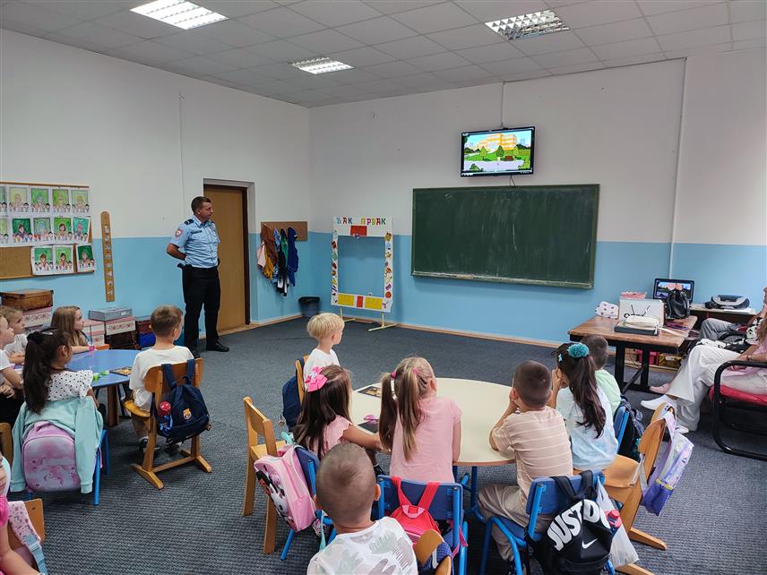 ЉУБИЊЕ, 10. СЕПТЕМБРА /СРНА/ - Ученици првог разреда Основне школе "Свети Сава" у Љубињу упознати су о основним правилима учествовања у саобраћају, те о школском полицајцу, чија је основна брига безбједност дјеце, саопштено је данас из Полицијске управе Tребиње.