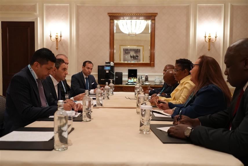 БЕОГРАД, 10. СЕПТЕМБРА /СРНА/ - Потпредсједник Владе Србије Александар Вулин упознао је савјетницу за националну безбједност Јужне Африке Комбуџо Нчавени током разговора у Санкт Петербургу о изузетно напетој ситуацији на Косову и Метохији.