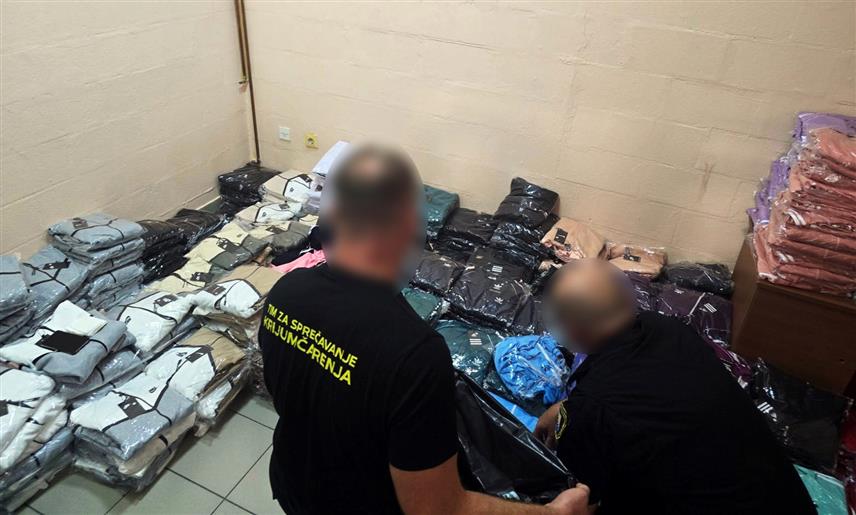 БАЊАЛУКА, 10. СЕПТЕМБРА /СРНА/ - Службеници Управе за индиректно опорезивање /УИО/ БиХ привремено су одузели 1.778 кријумчарених тренерки и мајица марки "Адидас", "Најки" и других марки процијењене вриједности око 108.300 КМ.