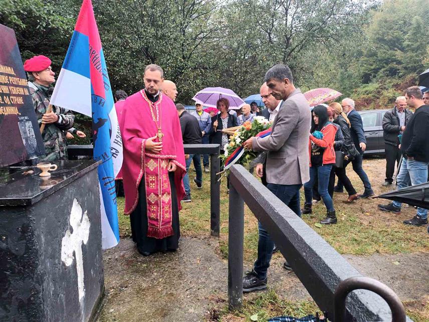 ЗВОРНИК, 10. СЕПТЕМБРА /СРНА/ - На Црном врху код Зворника данас је служен парастос, прислужене свијеће и положени вијенци за 11 припадника Војске Републике Српске, полиције и цивила, које су на данашњи дан прије 32 године из засједе убили муслимани из Сребренице.