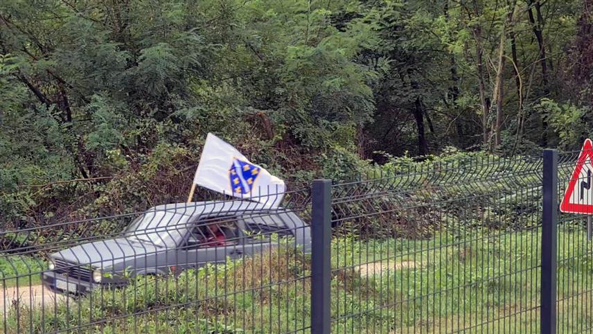 ЗАВИДОВИЋИ, 10. СЕПТЕМБРА /СРНА/ - Ратне заставе такозване Армије БиХ истакнуте су данас из колоне возила у мјесту Стог, гдје треба да стигну учесници марша "Стазом егзодуса" организованог поводом обиљежавања 29 година од прогона Срба из Возуће, насеља у долини Криваје и са јужног дијела Озрена, јавио је извјештач Срне.