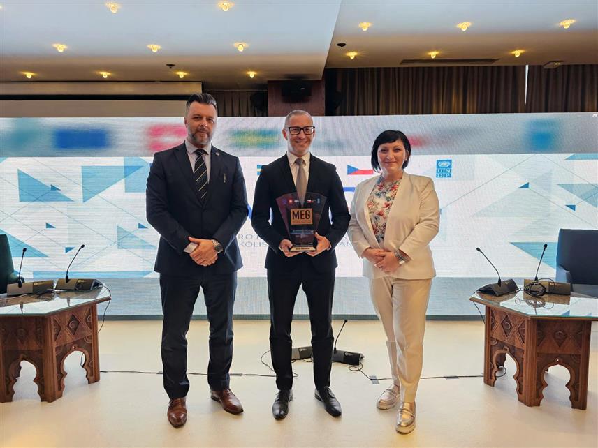 САРАЈЕВО, 10. СЕПТЕМБРА /СРНА/ - Град Прњавор задржао је водеће мјесто у напретку у свим областима управљања међу 30 локалних заједница у БиХ у другој фази МЕГ пројекта, а добијених око 230.000 КМ биће уложено у изградњу фекалне и кишне канализације у Улици Живојина Прерадовића.
