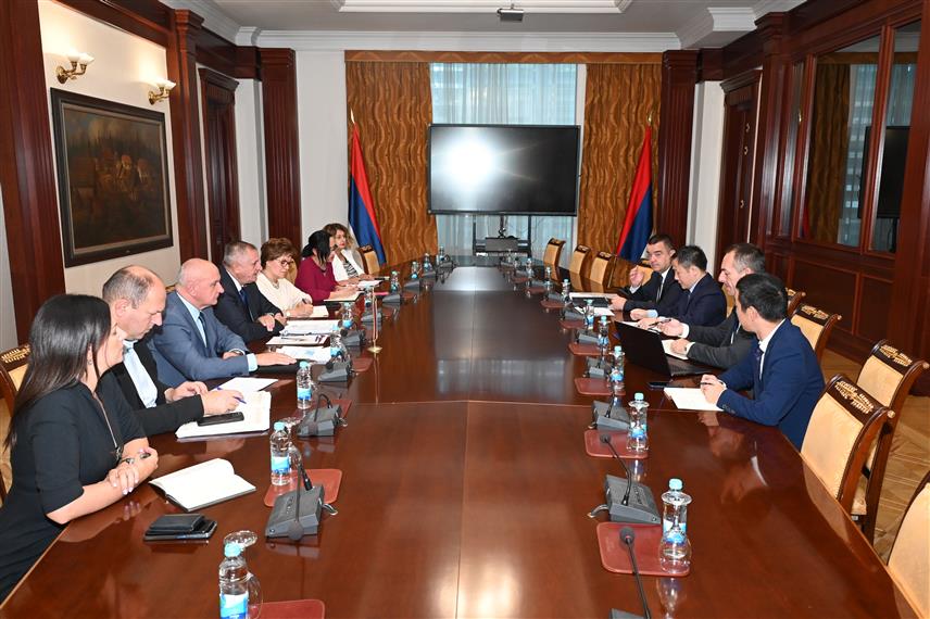 БАЊАЛУКА, 10. СЕПТЕМБРА /СРНА/ - Предсједник Владе Републике Српске Радован Вишковић разговарао је данас у Бањалуци са представницима компаније "Авик" која гради хидроелектрану "Бистрица" и том приликом је констатовано да радови теку планираном динамиком и да је рок завршетка изградње три године.