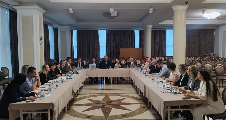 БАЊАЛУКА, 10. СЕПТЕМБРА /СРНА/ - Министарство унутрашњих послова /МУП/ Републике Српске организовало је, са циљем унапређења критичне инфраструктуре, дводневну интерактивну радионицу у Бањалуци, на којој су размијењена знања и искуства о теми евалуације националних процеса у идентификацији критичне инфраструктуре и њиховој усклађености са Директивом о отпорности критичних субјеката.	
