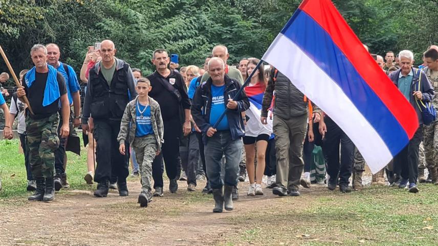 ЗАВИДОВИЋИ, 10. СЕПTЕМБРА /СРНА/ - Учесници Марша "Стазом егзодуса 2024" стигли су у возућко насеље Стог прешавши пут дуг 22 километра којим су се Срби из Возуће и долине Криваје прије 29 година повлачили од припадника такозване Армије БиХ и плаћеника из исламских земаља који су протјерали комплетно српско становништво са ових простора.