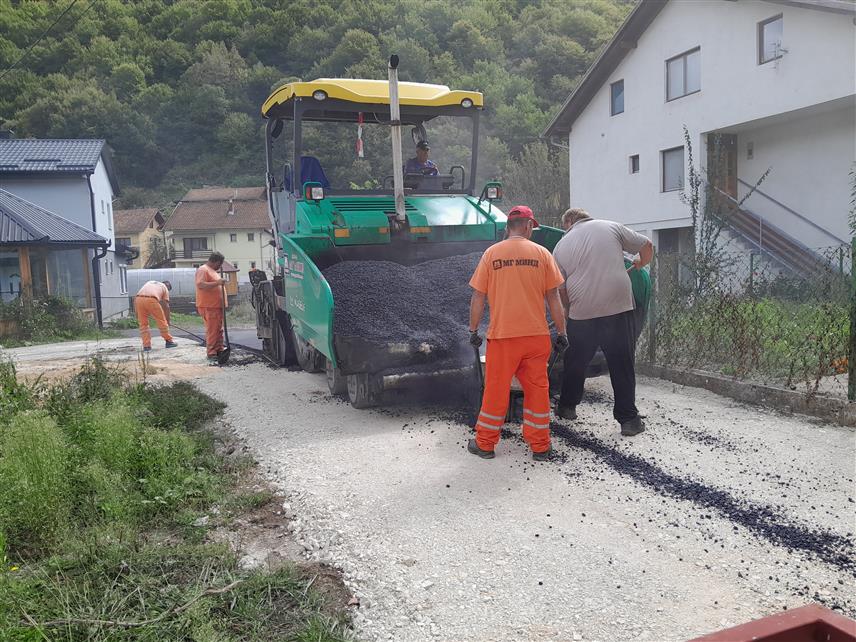 ЈЕЗЕРО, 10. СЕПТЕМБРА /СРНА/ - У општини Језеро данас је настављено асфалтирање путева, за шта су Влада Републике Српске и Федерално министарство избјеглих и расељених лица издвојили по 50 одсто средстава.
