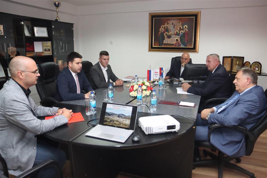 ШЕКОВИЋИ, 10. СЕПТЕМБРА /СРНА/ - Предсједник Републике Српске Милорад Додик састао се у Шековићима са начелником општине Миладином Лазићем.Састанку присуствује и предсједник Владе Републике Српске Радован Вишковић. /Фото - Борислав Здриња/